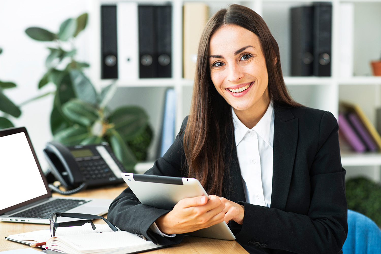 Mujer trabajando en oficina